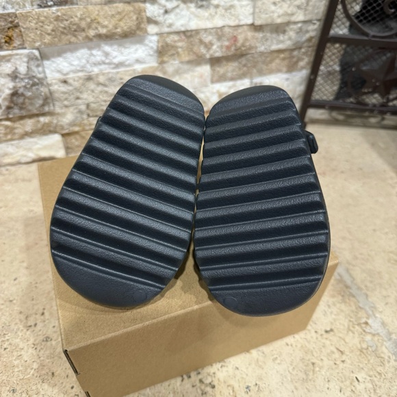 ADIDAS YEEZY SLIDE ONYX INFANTS HQ4118 SIZE 7K TODDLERS "NEW IN BOX " - Picture 6 of 7